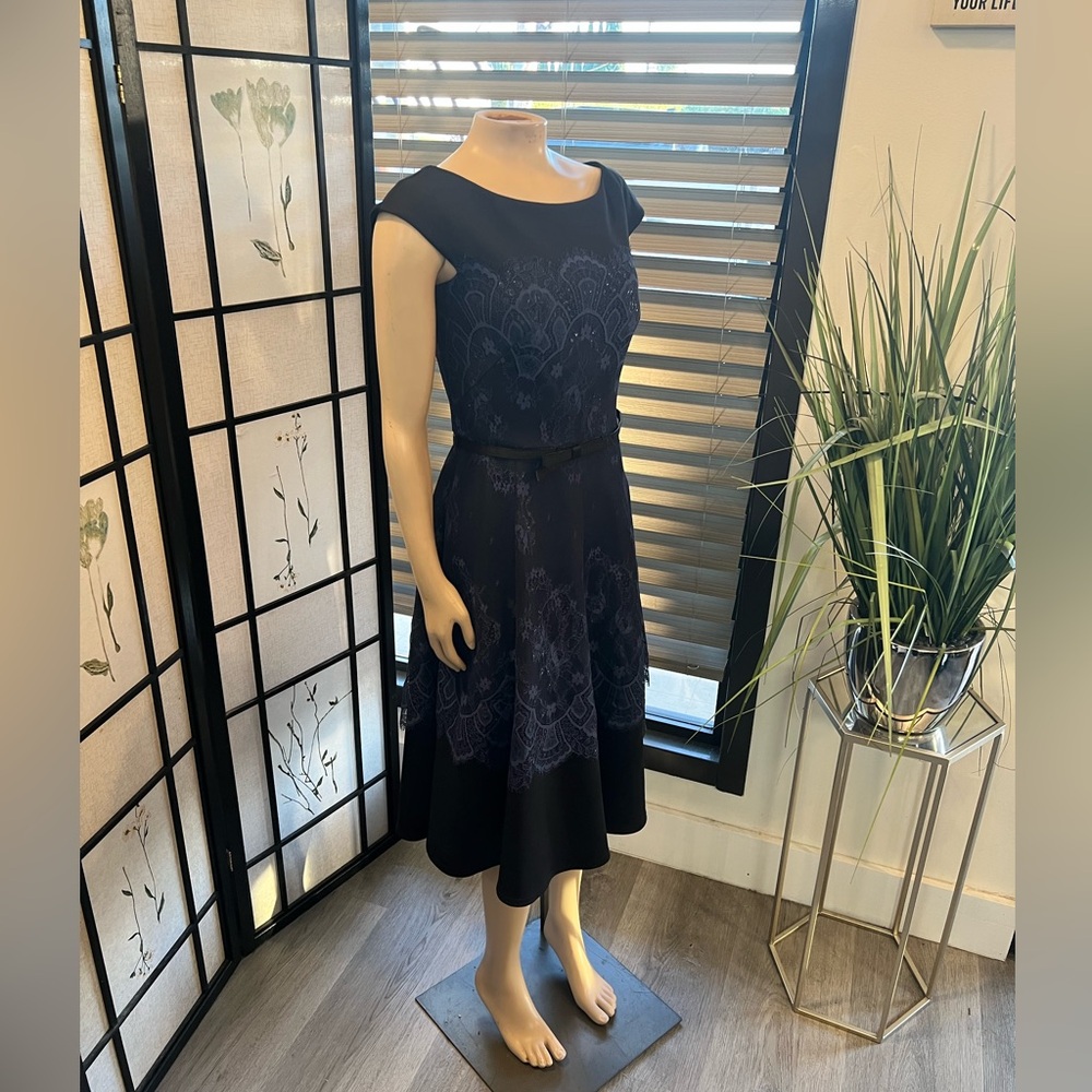 Women's Beautiful Formal A-line Dress Sz 4 .